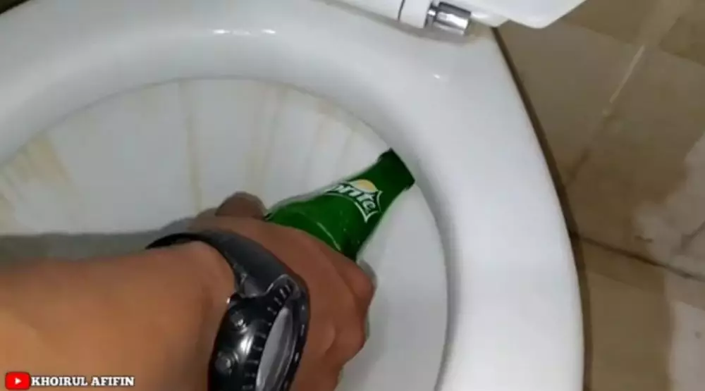 trik bersihkan kerak kloset pakai sprite © YouTube