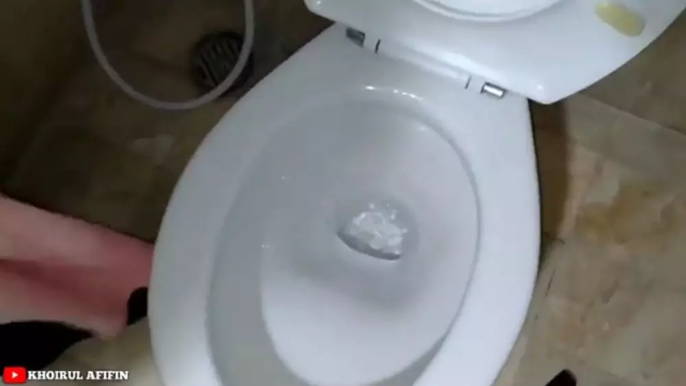 trik bersihkan kerak kloset pakai sprite © YouTube