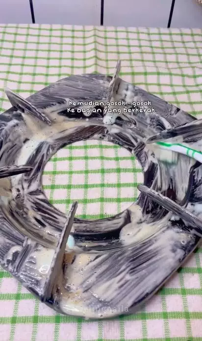 cara basmi kerak dan noda minyak di tatakan kompor © Instagram