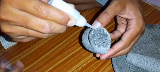 cara mengatasi ulekan cobek yang patah © 2022 brilio.net