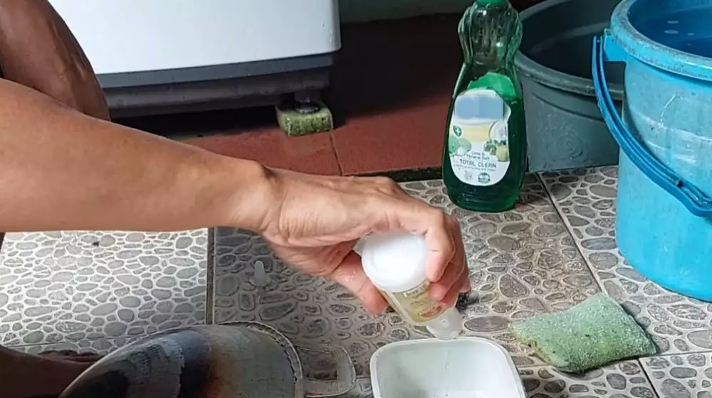 cara membersihkan kerak hitam di pantat wajan pakai cuka © YouTube