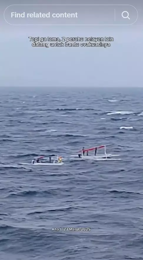 potret nelayan terombang-ambing di laut © TikTok