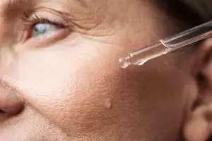 Cara atasi kerutan pada wajah pakai masker alami dari 1 jenis minyak, nggak perlu suntik botoks