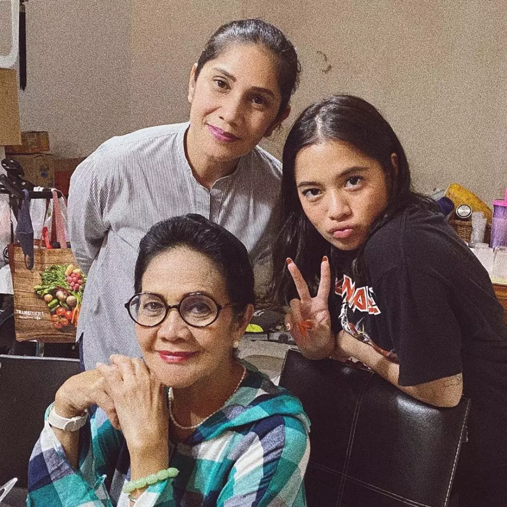 Rina Hasyim dengan sang cucu © Instagram Rina Hasyim dengan sang cucu © Instagram