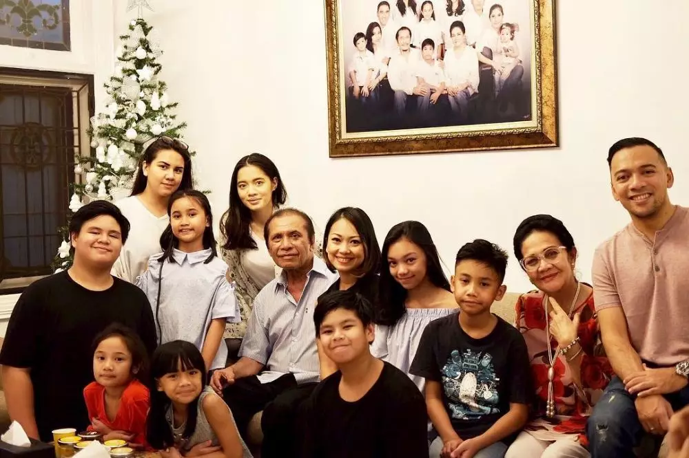 Rina Hasyim dengan sang cucu © Instagram Rina Hasyim dengan sang cucu © Instagram