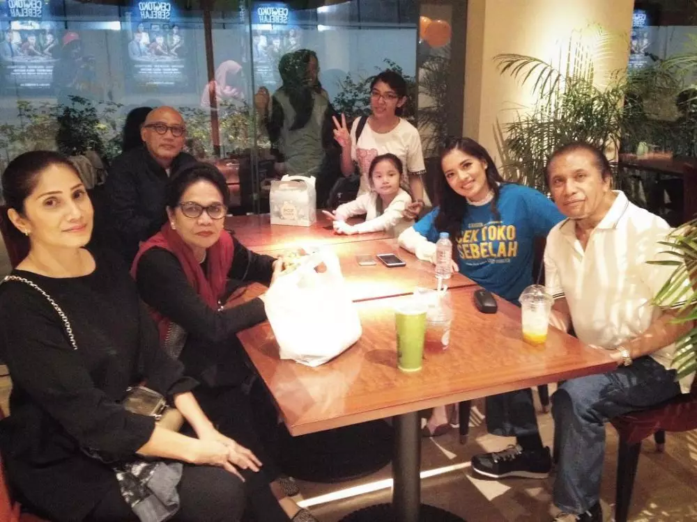 Rina Hasyim dengan sang cucu © Instagram Rina Hasyim dengan sang cucu © Instagram