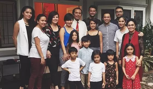Rina Hasyim dengan sang cucu © Instagram Rina Hasyim dengan sang cucu © Instagram