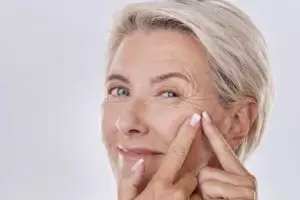 Cara mengatasi garis halus pada area wajah dengan 1 bahan minuman, bukan pakai putih telur