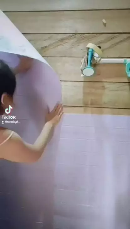 Makeover kamar mandi berdinding kayu © 2023 brilio.net