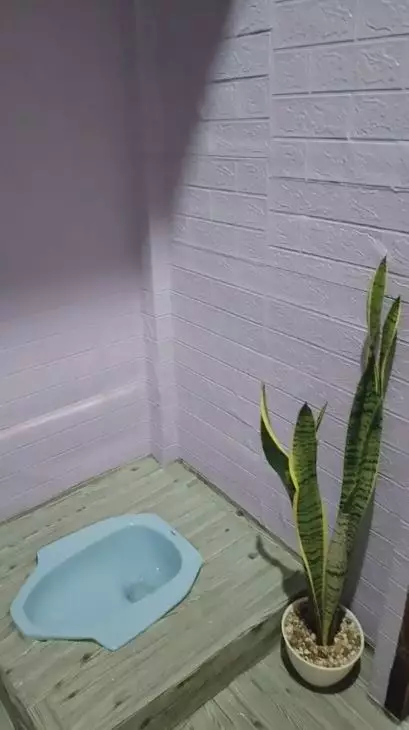 Makeover kamar mandi berdinding kayu © 2023 brilio.net