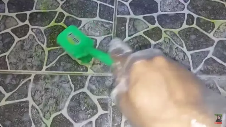Tanpa dioles cuka, ini cara bersihkan noda kuning di keramik © YouTube Tanpa dioles cuka, ini cara bersihkan noda kuning di keramik © YouTube