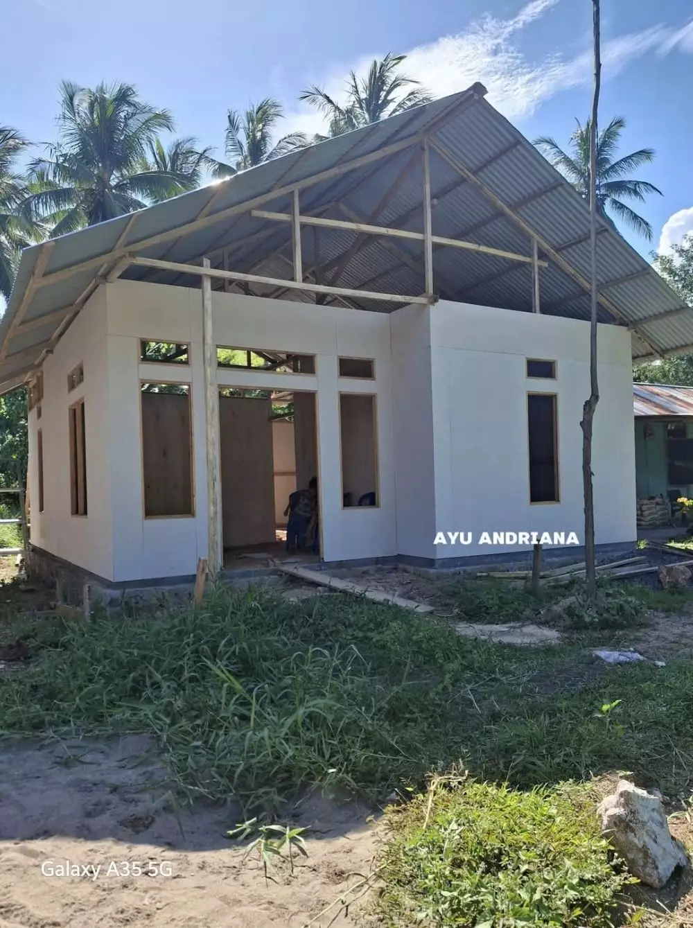 rumahnya cuma dinding papan semen © TikTok