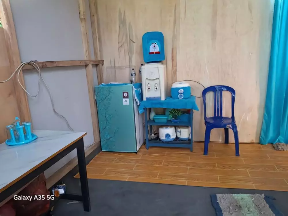 rumahnya cuma dinding papan semen © TikTok