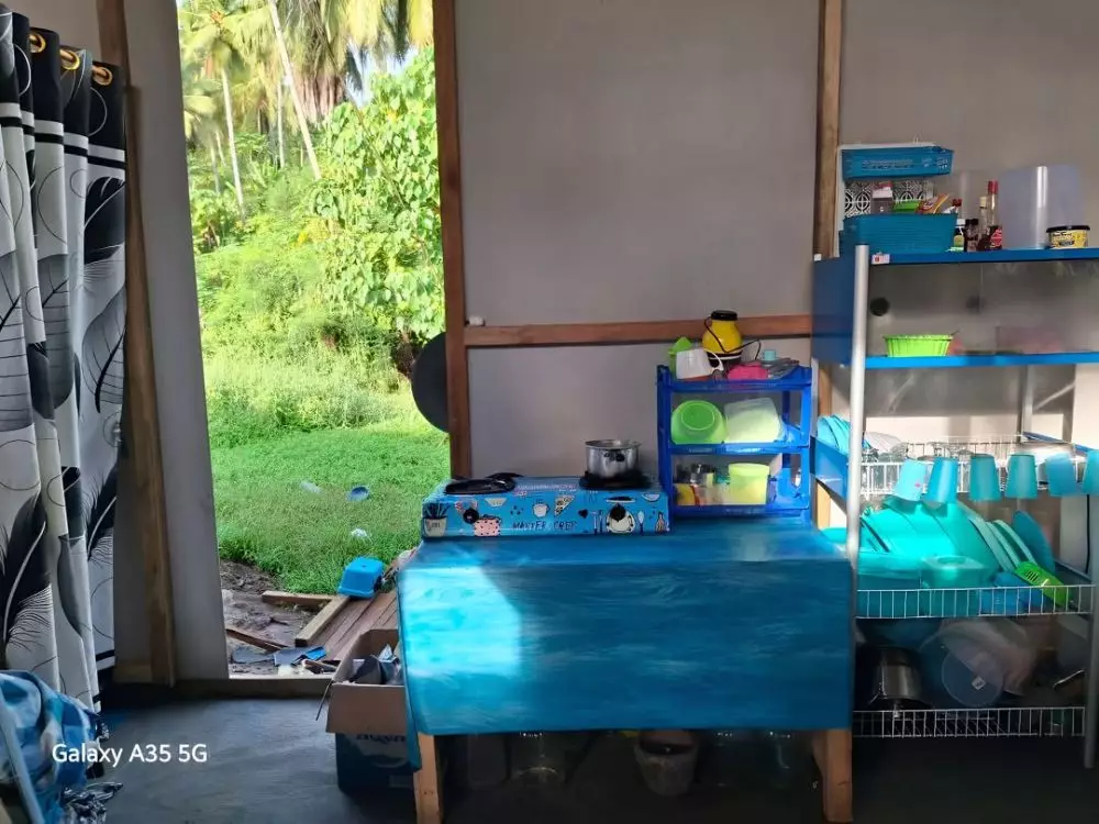 rumahnya cuma dinding papan semen © TikTok