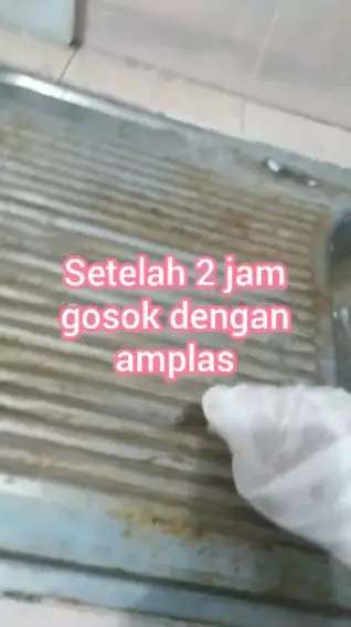 trik hilangkan karat di wastafel cuci piring dengan 2 bahan dapur © YouTube