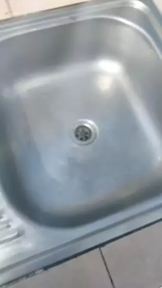 trik hilangkan karat di wastafel cuci piring dengan 2 bahan dapur © YouTube