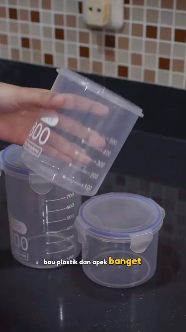 hilangkan bau apek pada toples baru © TikTok