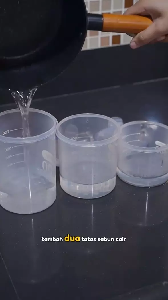 hilangkan bau apek pada toples baru © TikTok