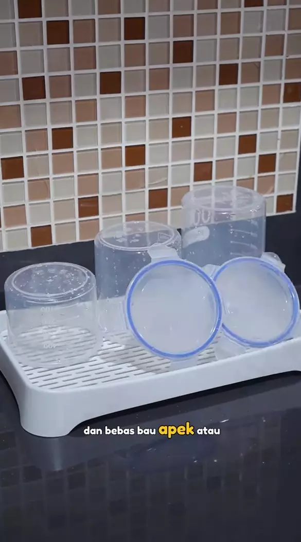 hilangkan bau apek pada toples baru © TikTok