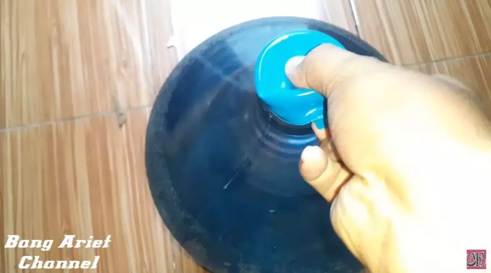 trik mudah membuka tutup galon isi ulang © YouTube