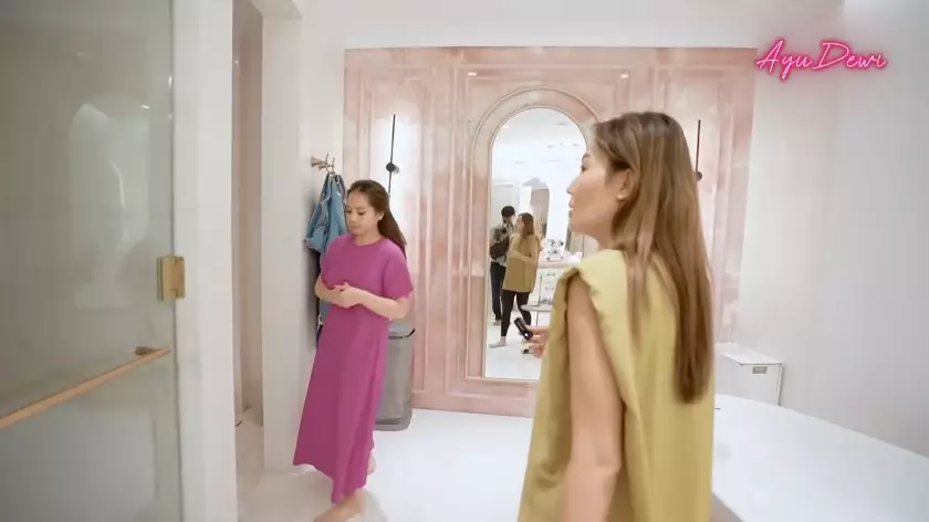 kamar mandi Nagita Slavina rumah baru © YouTube kamar mandi Nagita Slavina rumah baru © YouTube