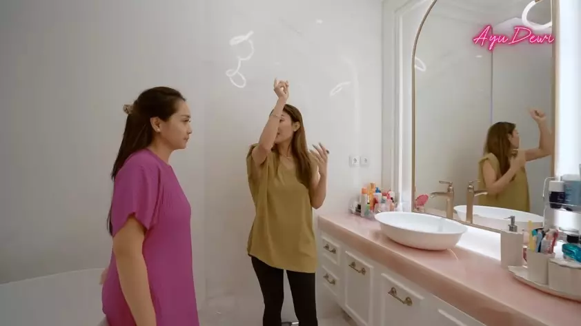kamar mandi Nagita Slavina rumah baru © YouTube kamar mandi Nagita Slavina rumah baru © YouTube