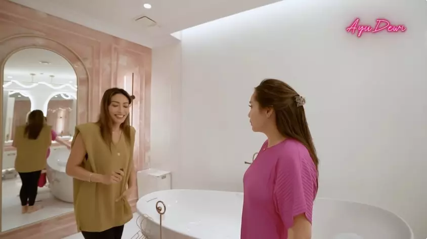 kamar mandi Nagita Slavina rumah baru © YouTube kamar mandi Nagita Slavina rumah baru © YouTube