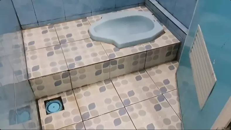 Trik agar kamar mandi licin berkerak jadi kesat © YouTube Trik agar kamar mandi licin berkerak jadi kesat © YouTube