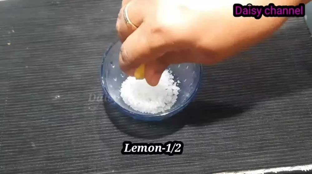 trik bersihkan kerak putih di pintu kamar mandi © YouTube