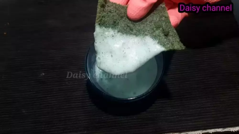 trik bersihkan kerak putih di pintu kamar mandi © YouTube