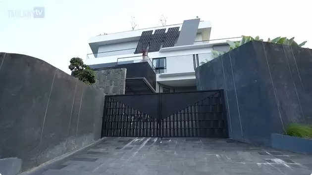 kamar mandi Verrell Bramasta ada TV © YouTube kamar mandi Verrell Bramasta ada TV © YouTube