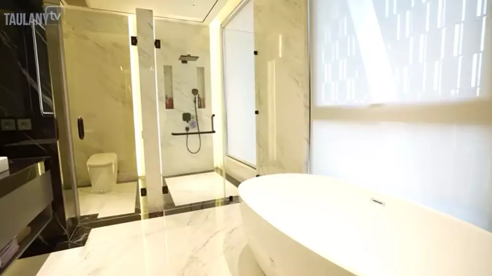 kamar mandi Verrell Bramasta ada TV © YouTube kamar mandi Verrell Bramasta ada TV © YouTube
