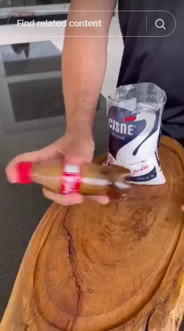 Trik bersihkan noda gosong di pantat panci pakai soda © TikTok