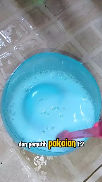 hilangkan bintik hitam jamur pakaian tanpa dikucek © Facebook