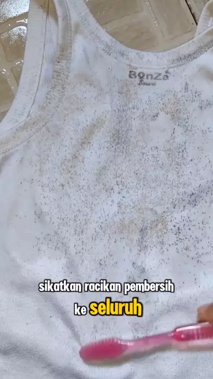 hilangkan bintik hitam jamur pakaian tanpa dikucek © Facebook