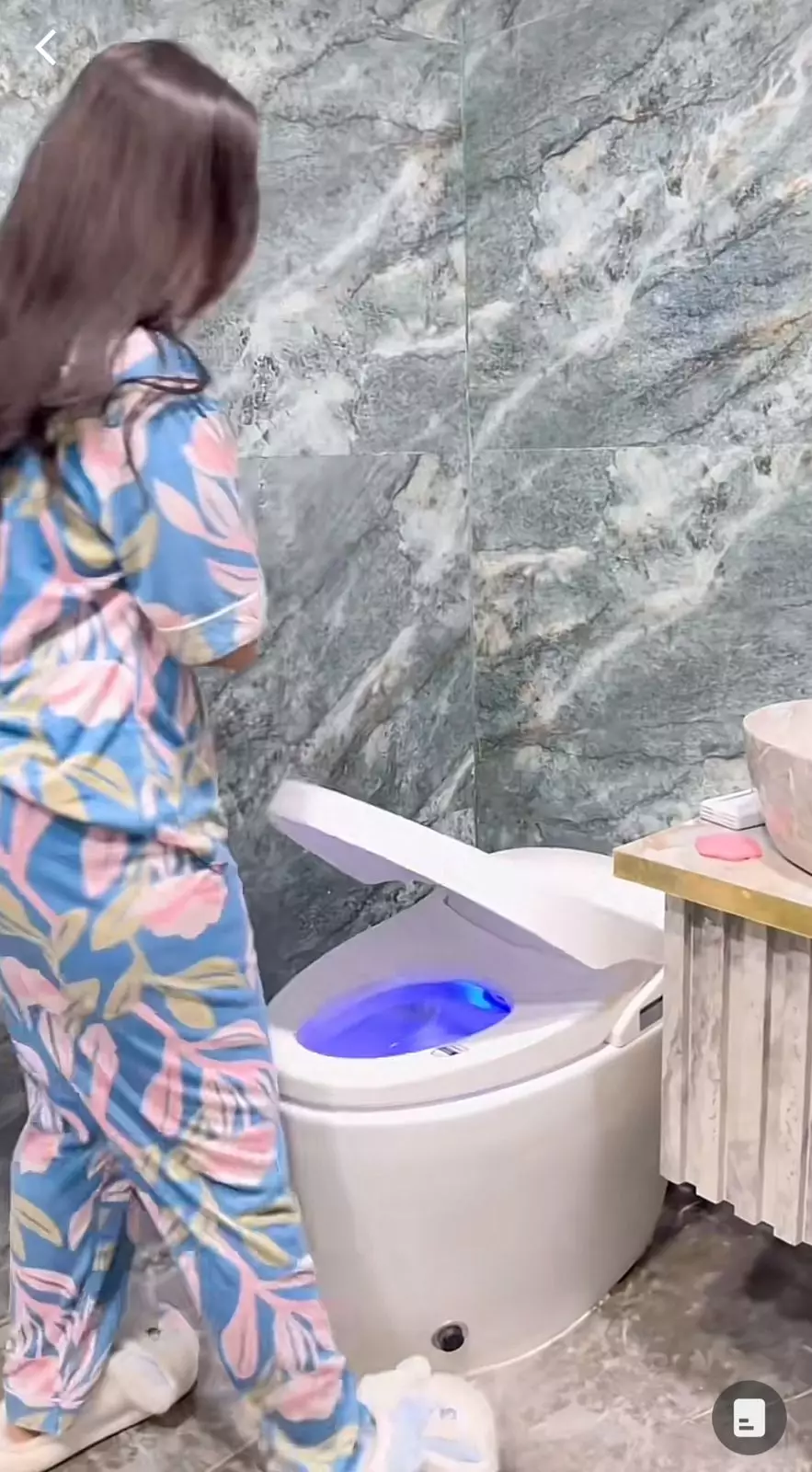 kamar mandi bos skincare Tri Wahyuni © TikTok