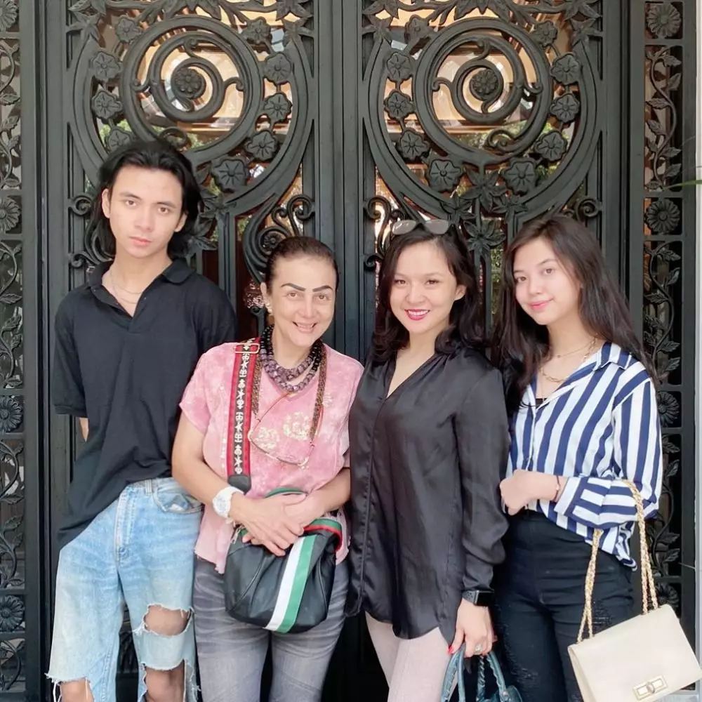 Lia Waroka emak di Keluarga Cemara © berbagai sumber