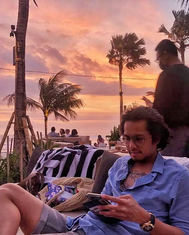 Raka Si Doel jadi CEO © berbagai sumber Raka Si Doel jadi CEO © berbagai sumber