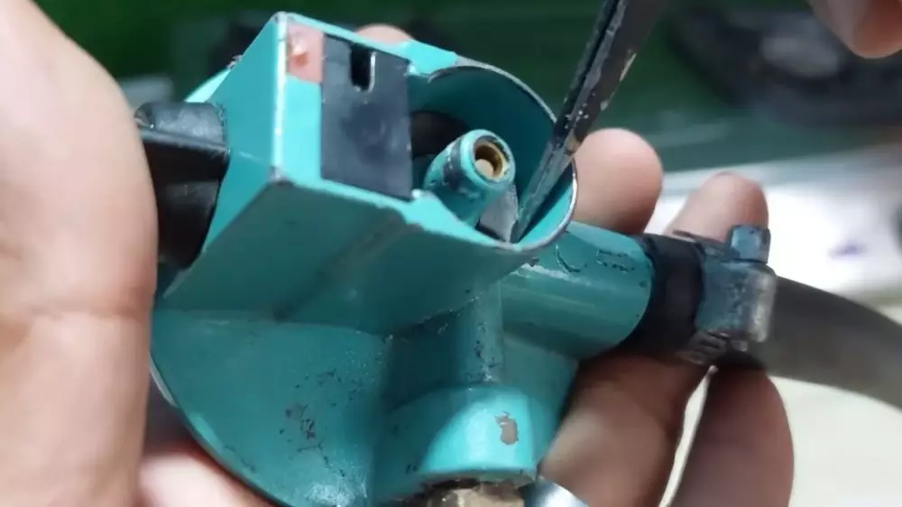 trik mengatasi tabung gas lpg bocor pakai ban bekas © YouTube