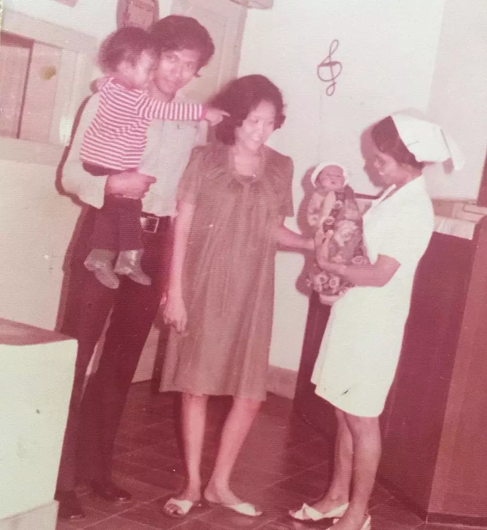 desta kecil foto bareng benyamin sueb © Instagram/@desta80s desta kecil foto bareng benyamin sueb © Instagram/@desta80s