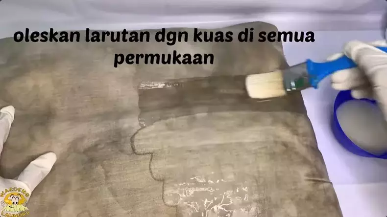 Cara pemilik laundry bersihkan bantal kusam © YouTube