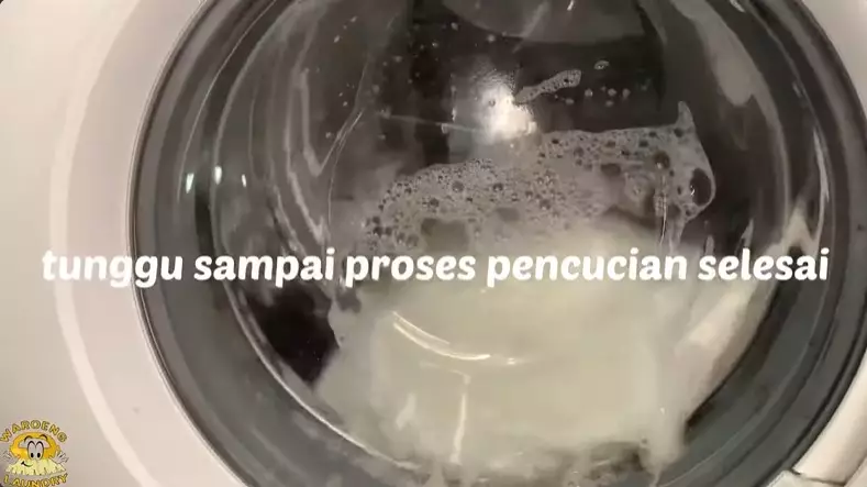 Cara pemilik laundry bersihkan bantal kusam © YouTube