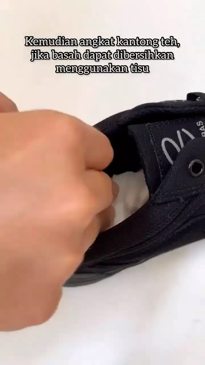 sepatu bau pakai ampas teh © 2024 brilio.net