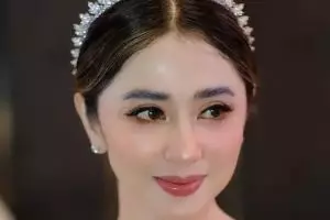 Aksi Dewi Perssik berbagi THR Rp10 ribu dan beras 5 Kg tuai kritik, ini klarifikasi sang pedangdut