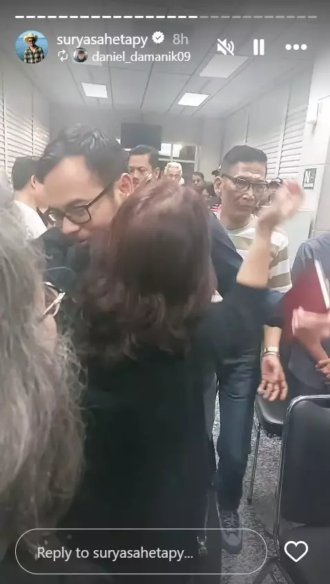 Surya Sahetapy ngaji di samping jenazah © Instagram