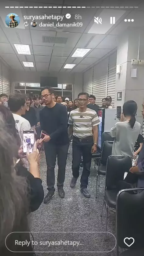 Surya Sahetapy ngaji di samping jenazah © Instagram