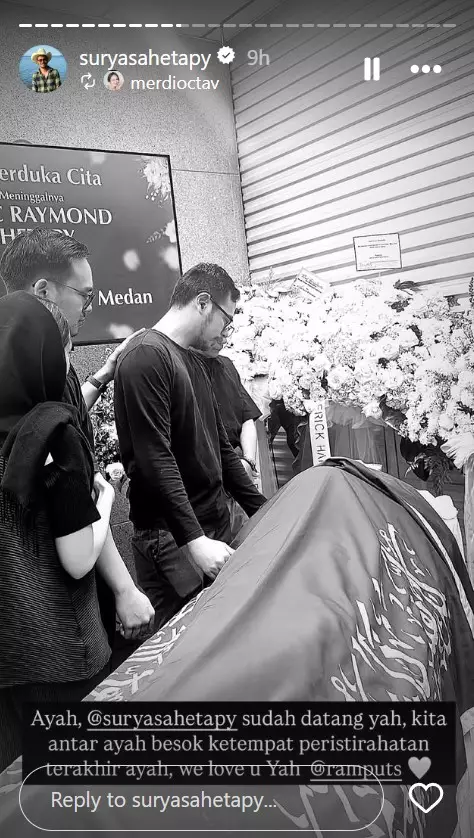 Surya Sahetapy ngaji di samping jenazah © Instagram