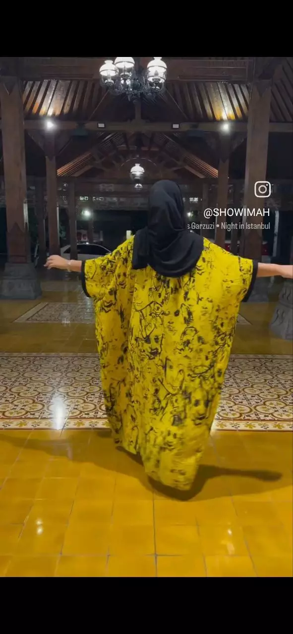 gamis soimah dijahit dari sarung suami  © 2025 Instagram