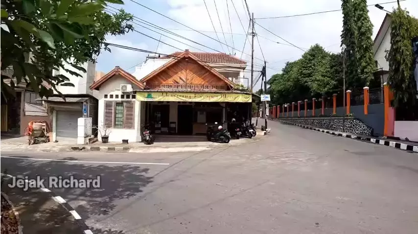 bocah rambut klimis kini jual nasi © berbagai sumber