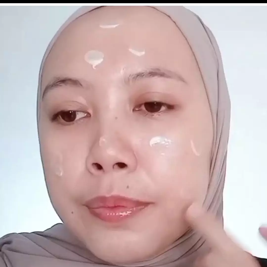 Wajah berminyak atau mudah berkeringat? Ini trik bikin makeup awet antilongsor dan tak crack seharian